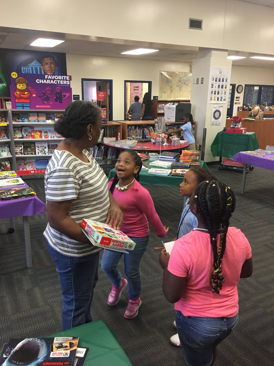lorettadailey35's tweet photo. Students are previewing the Fall Book Fair with excitement!  A Special thanks to Mrs. King and Mrs. George! ✨✨ https://t.co/DqKWNbVu2o
