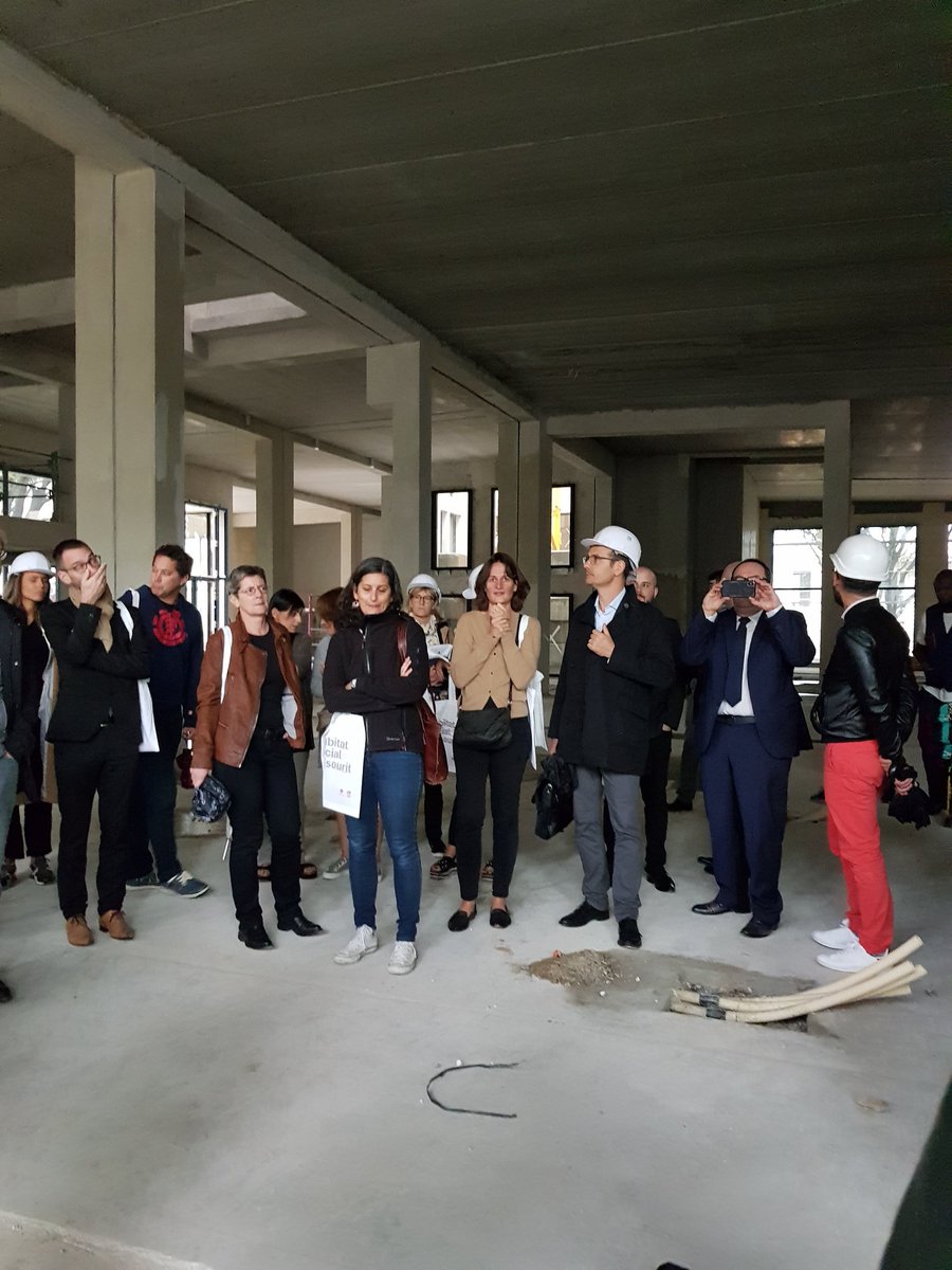 Erilia_Officiel's tweet photo. À la veille du 79ème #CongresHlm organisé par l' @UnionHlm @Erilia_Officiel et @Logirem ont fait visiter aux représentants des #Associationsregionaleshlm le quartier emblématique du #plandaou avec l' #arhlmpaca et #mru et notamment le #monticole #innovation @AnruOfficiel https://t.co/pYdIOT3XiW