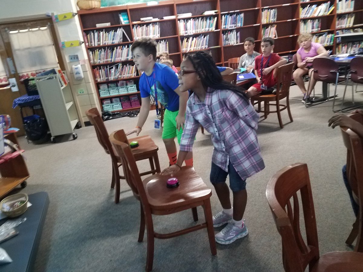 SraChupnick's tweet photo. Playing a Buzzer race game in 4th grade @FranklinELsch in Mrs. Bentz's class to practice numbers 0-31 after learning the numbers through practice and a song. @dawn_bentz https://t.co/2MOltziaX4