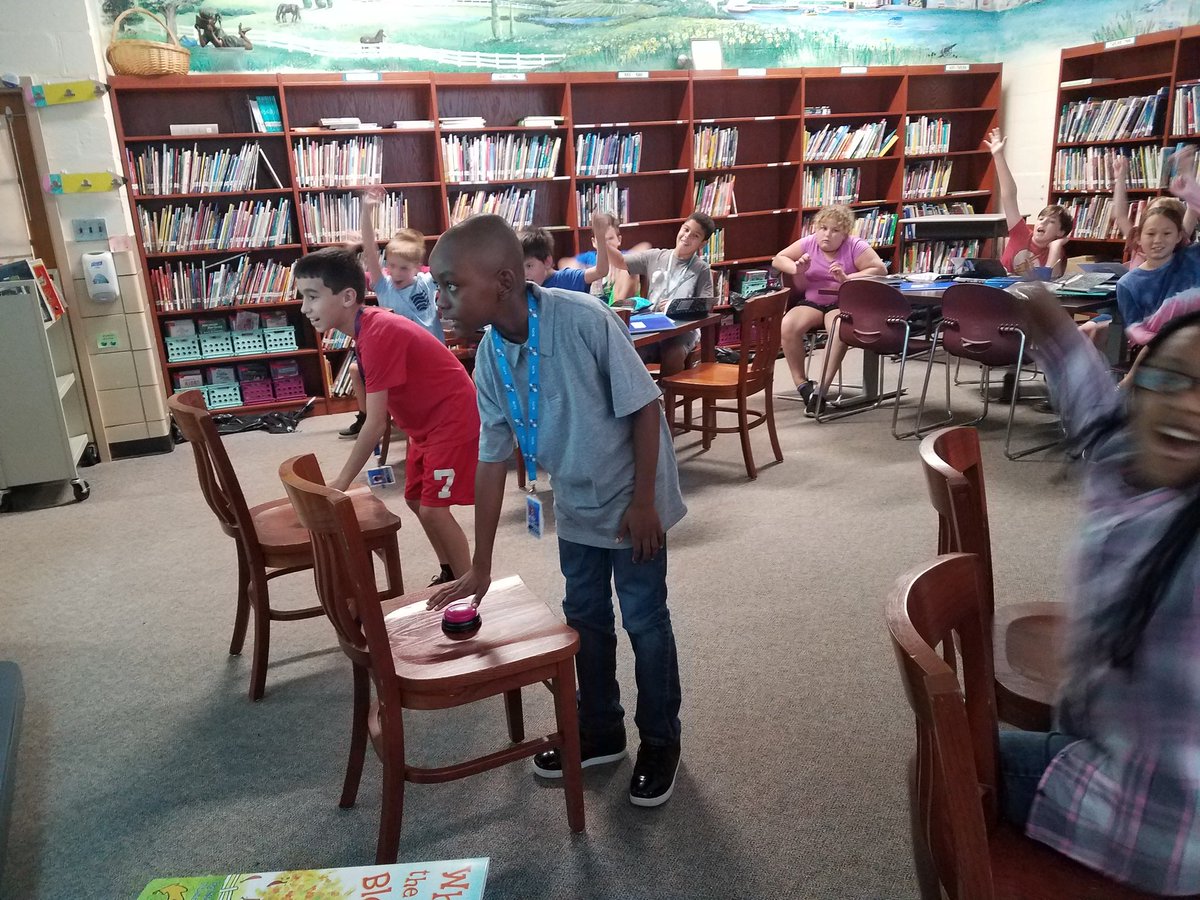 SraChupnick's tweet photo. Playing a Buzzer race game in 4th grade @FranklinELsch in Mrs. Bentz's class to practice numbers 0-31 after learning the numbers through practice and a song. @dawn_bentz https://t.co/2MOltziaX4