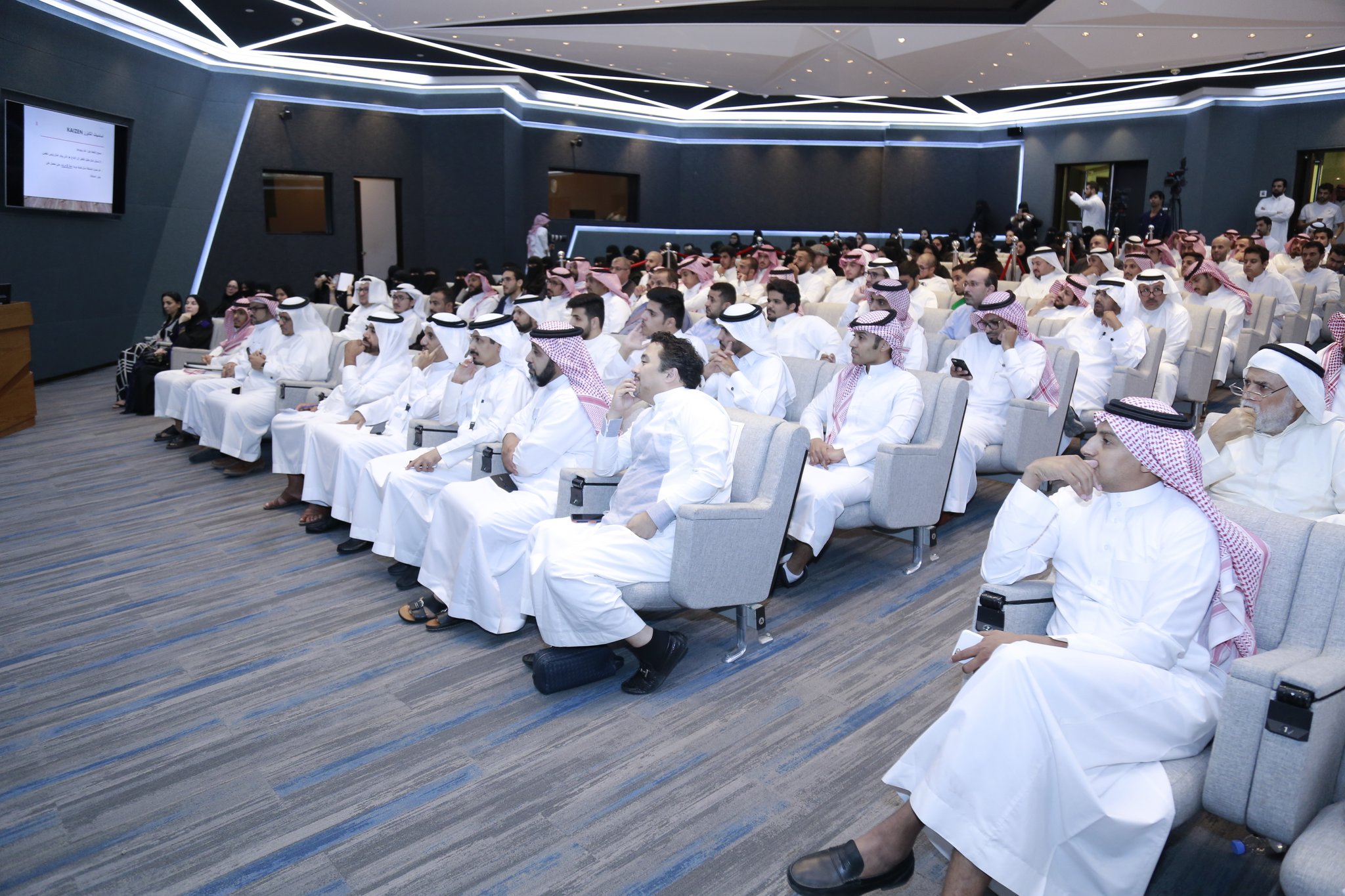 غرفة الرياض on Twitter "يحدث_الآن محاضرة "المفاهيم الحديثة للتسويق في غرفة الرياض on Twitter "يحدث_الآن محاضرة "المفاهيم الحديثة للتسويق في