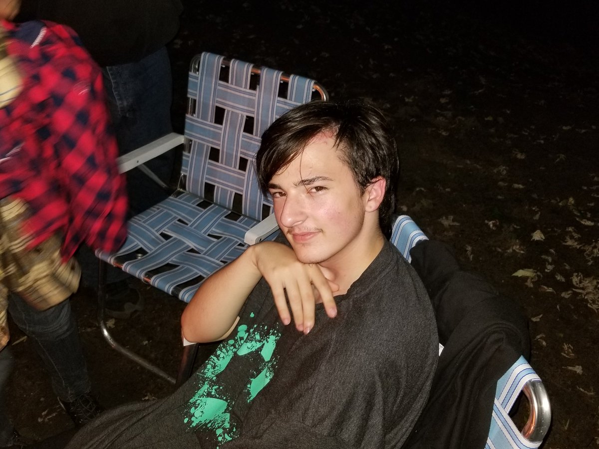 DrakeSullivan06's tweet photo. Was hanging by a bon fire with friends. 🔥🔥🔥 https://t.co/7P44ZjRy7N