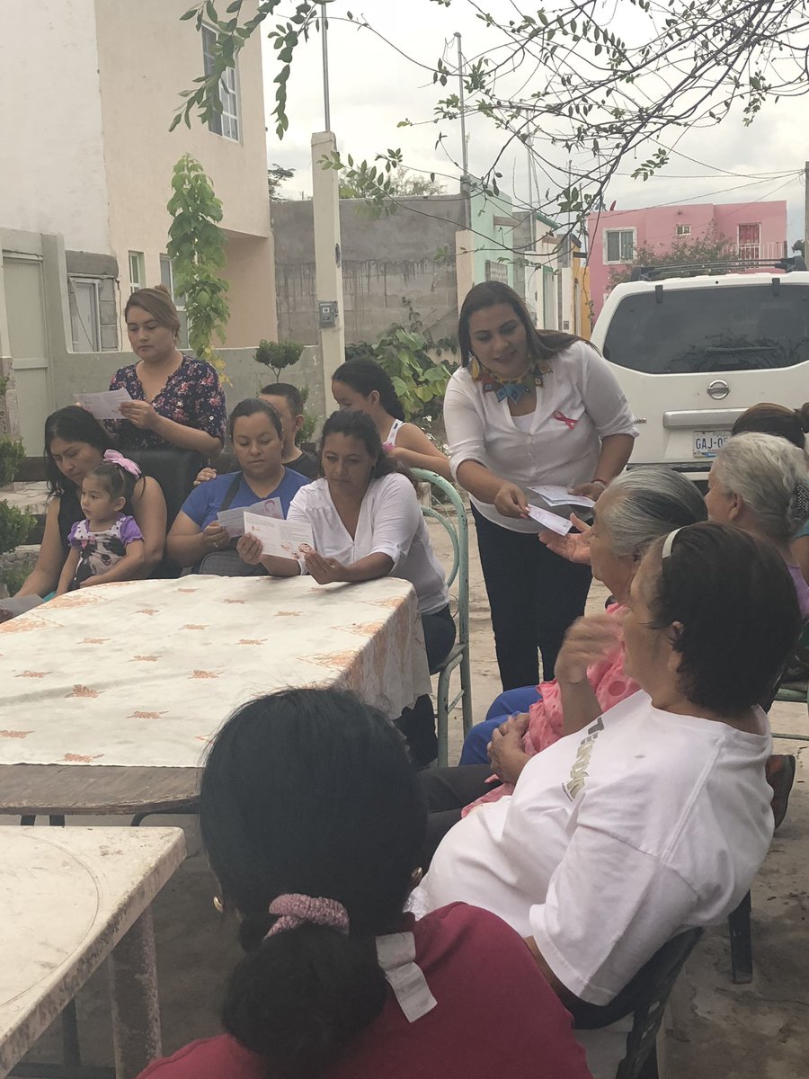 coquisespinoza's tweet photo. Seguimos platicando con las Mujeres de @ONMPRI_LERDO de la importancia de la detección oportuna del Cáncer de mama.
#MujeresUnidasContraElCáncer 
#LaCausaNosUne
@ONMPRIDurango @OnmpriNacional https://t.co/uCFeGI3Y8V