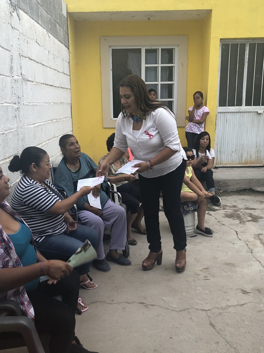coquisespinoza's tweet photo. Seguimos platicando con las Mujeres de @ONMPRI_LERDO de la importancia de la detección oportuna del Cáncer de mama.
#MujeresUnidasContraElCáncer 
#LaCausaNosUne
@ONMPRIDurango @OnmpriNacional https://t.co/uCFeGI3Y8V
