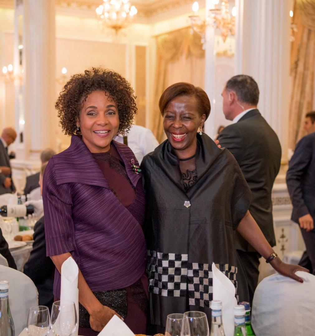 LMFrancophonie's tweet photo. Les deux candidates au poste de Secrétaire général de l'@OIFfrancophonie, @LMushikiwabo et Michaelle Jean se sont rencontrées ce soir, lors du dîner officiel de la confèrence des ministres de la #Francophonie. #Erevan #CMF #LMOIF #ElleAimeOIF #Rwanda #SommetEVN18 https://t.co/EGUjldfegb