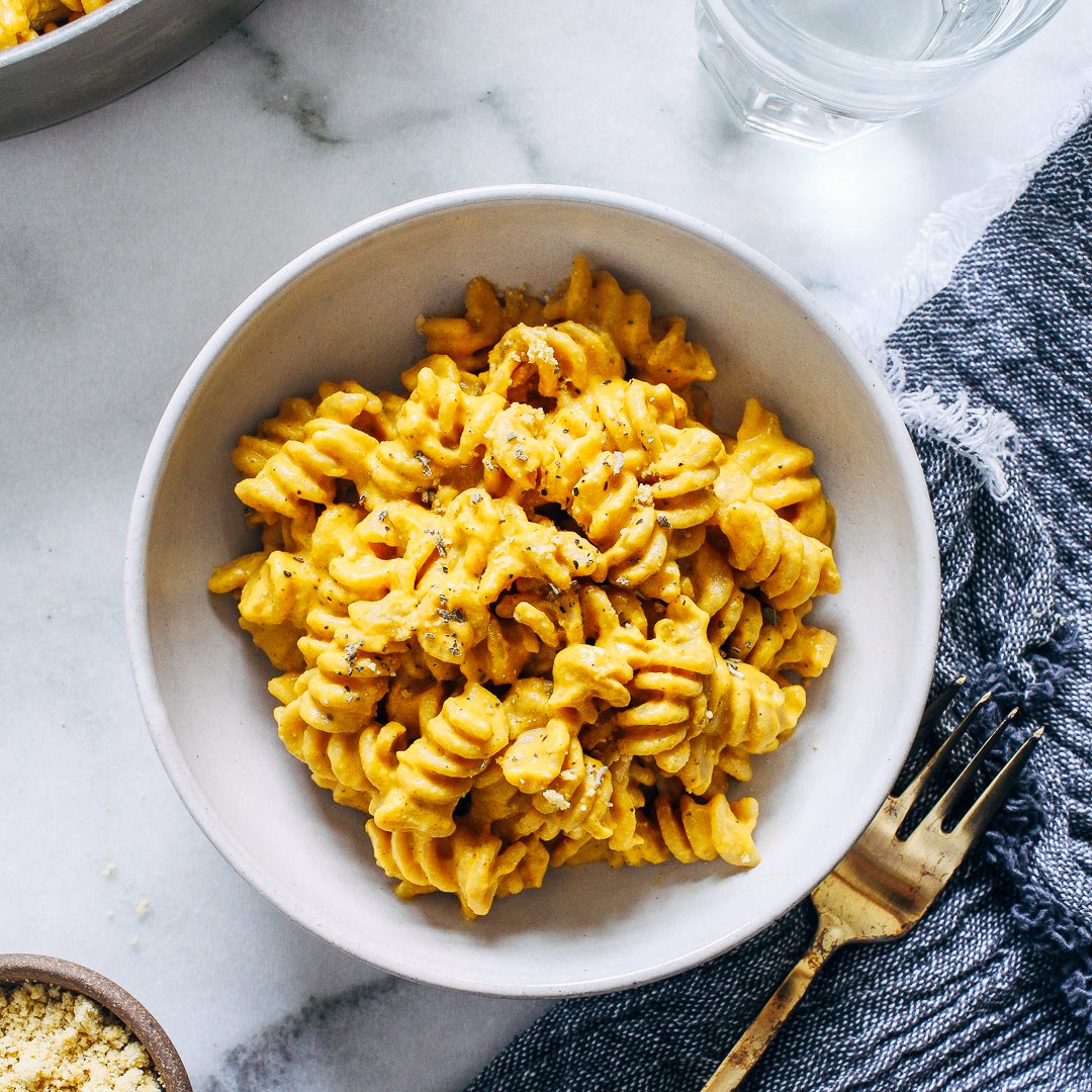 The BEST Pumpkin Macaroni and 'Cheese' go.shr.lc/2PmKFYU #plantbased #veganrecipes #sponsored #bobsredmill #nutritionalyeast