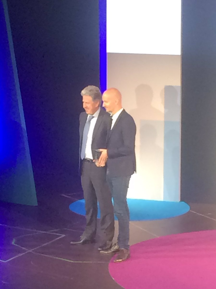 AFRClient's tweet photo. Pour Frederic Bernard, Dir Marketing de @Chronopost et lauréat de la Palme #ExpCollab: ce prix vient pour récompenser une remise du pouvoir vers les salariés en leur redonnant confiance, autonomie et moteurs de notre stratégie. Réunions sans managers, etc. Congrats!! #Palmes2k18 https://t.co/nsnPi36UhR