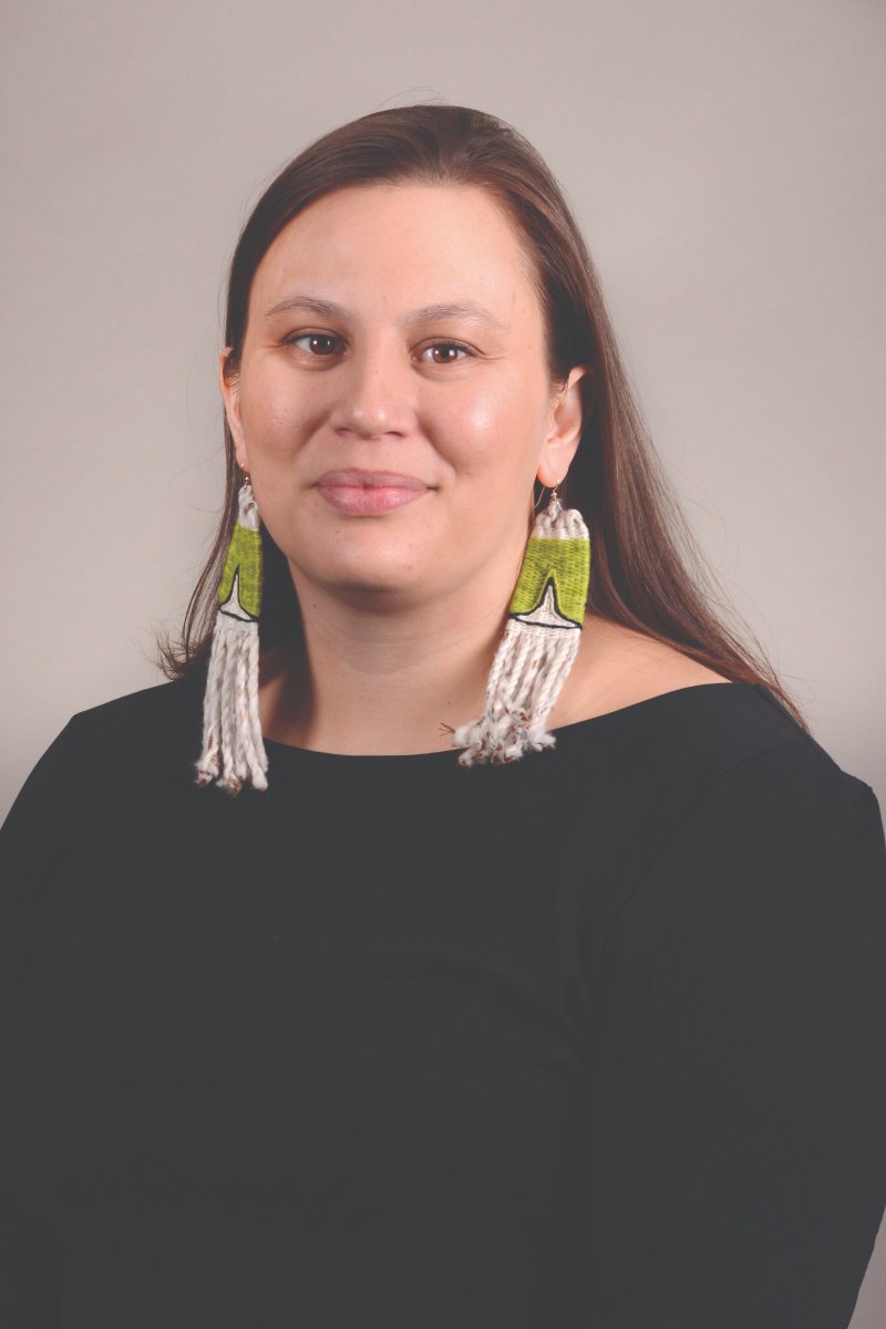 ncaied's tweet image. On #IndigenousPeopleDay, we're continuing to recognize the 2018 #NativeAmerican #40under40 award winners. Sarah Dybdahl is Tlingit from Juneau, Alaska. She is the Cultural Heritage and Education Manager for @ccthita. You can see all winners here: ⬇️ ncaied.org/2018/09/13/the…