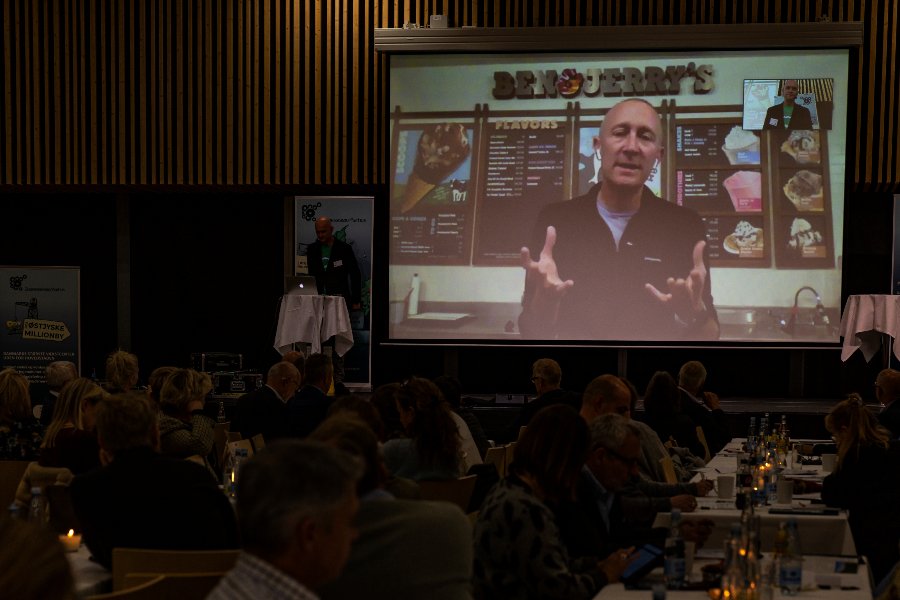 "Putting off some of your customers is one of the smartest business decision you can make. It’s better to be intensely loved by some than being indifferent to many," sagde <a href="/benjerry/">Ben & Jerry's</a>'s Activism Manager, Chris Miller, til 300 beslutningstagere på #østjysktopmøde #corporateactivism