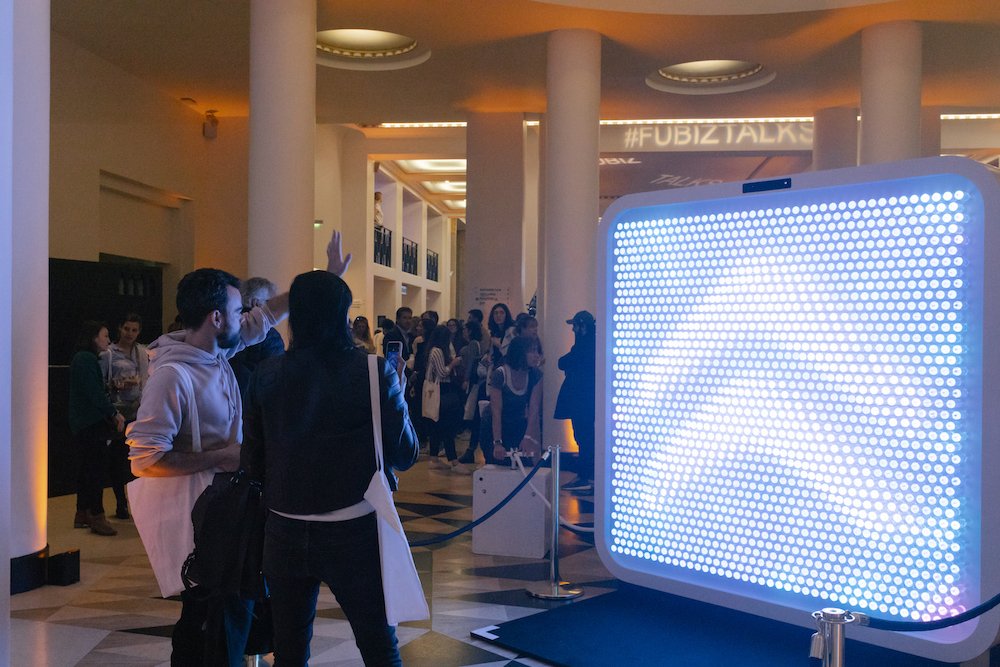 CitroenFrance's tweet photo. Le 4 octobre, à Paris, se tenait la 3e édition des #FubizTalks, organisé par @fubiz . Partenaire majeur de l'événement, Citroën a participé à l'une des masterclass dédiée à la création en évoquant la genèse et le processus créatif des lunettes SEETROËN.
#Citroën #Seetroën https://t.co/1iBuzhUo4P