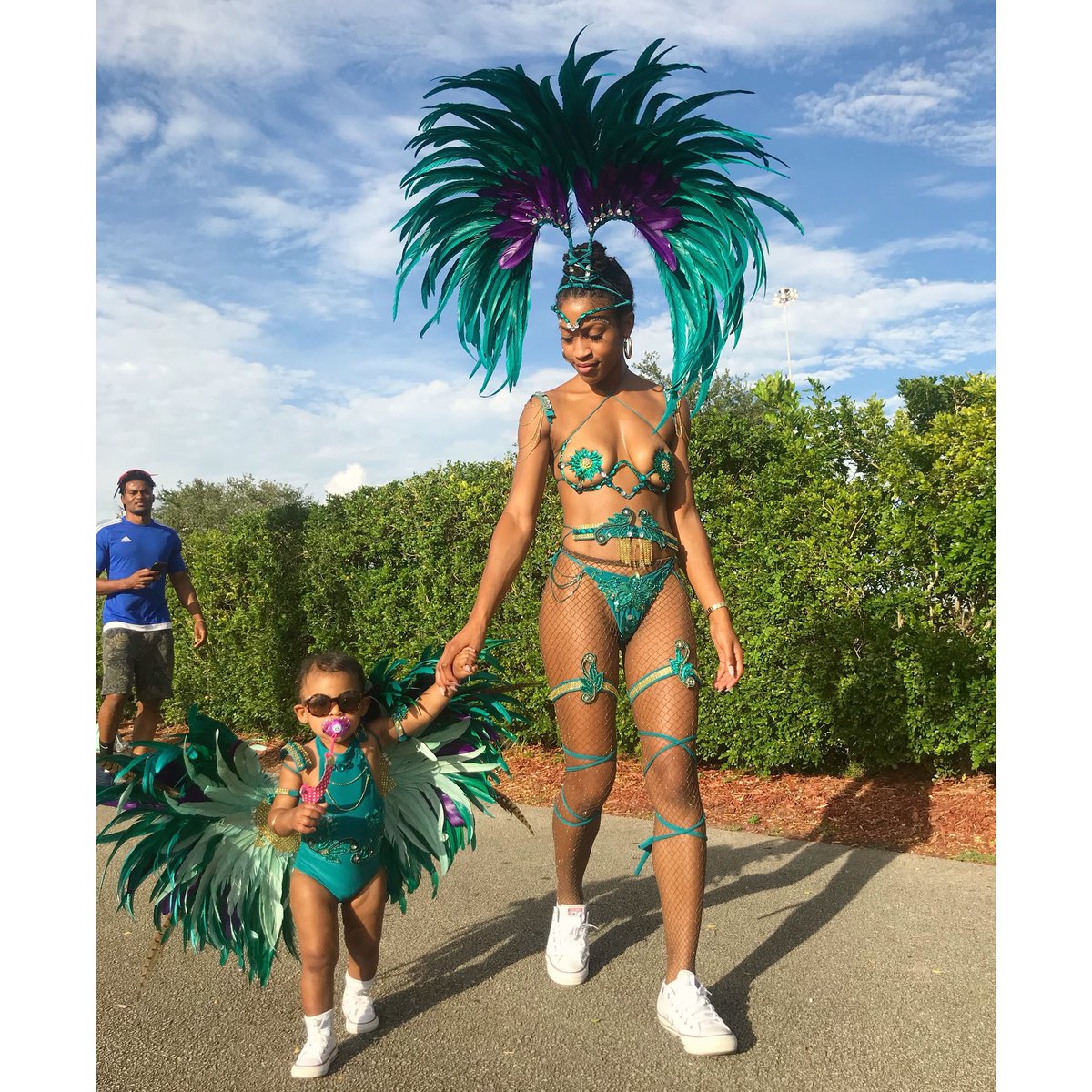 RoatansFinest's tweet photo. My little sister and Lilo had “Mommy and Me” costumes 🧚🏾‍♀️✨ https://t.co/Mt1XBXAtF0