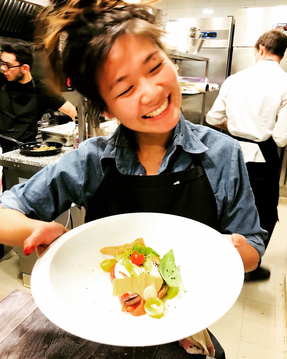 On dit au revoir aux dernières tomates 🍅 anciennes pour cette année 😢, mais ne vous en faites pas on a fait assez de sauce pour tenir jusqu’à la saison prochaine 🤭
#Burrata crémeuse des Pouilles, tomates anciennes couleurs et feuilles de basilic
#CREDERE #cheflife #instagood
