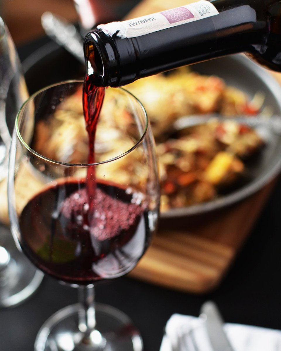 Give thanks with a grateful heart, love and a full glass of wine🍷 #HappyThanksgiving from us to you! 

ow.ly/meRT50jiKtv