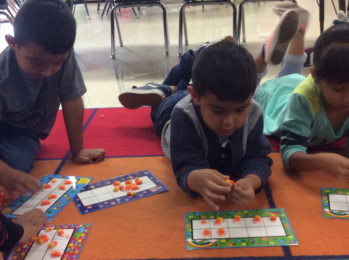 WilloughbyApril's tweet photo. Filling a ten frame is sweet!  #candycorn #nes123 #NES_Principal #cpsreds https://t.co/xTIveEqM4J
