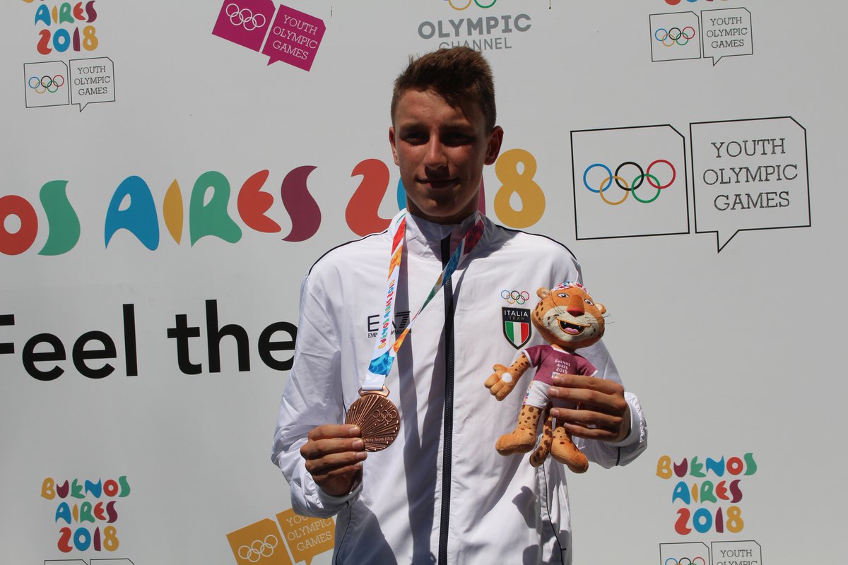 TRIARG's tweet photo. ORO PARA NUEVA ZELANDA 🥇🇳🇿
Dylan Mccullough se quedó con el primer puesto en la competencia de #Triatlón en los Juegos Olímpicos de la Juventud @BuenosAires2018.
La de Plata 🥈fue para el portugués 🇵🇹Alexandre Montez y la de Bronce 🥉para el italiano 🇮🇹 Alessio Crociani. https://t.co/NXedB2Stqm