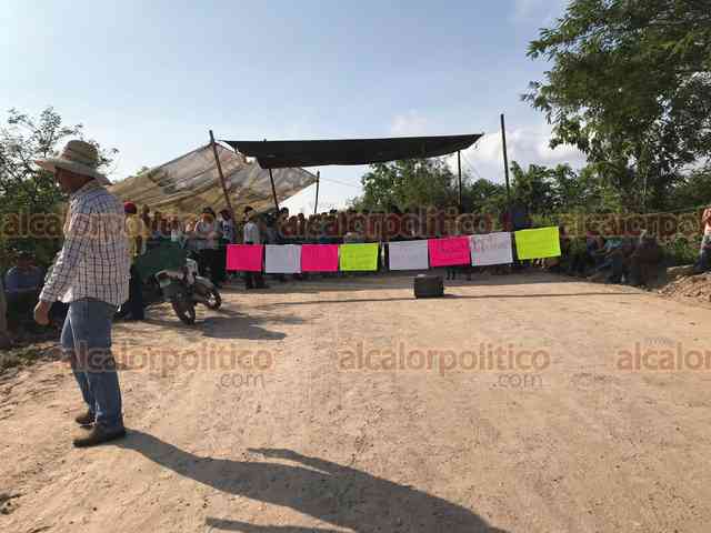 alcalorpolitico's tweet photo. #NoticiasAlCalor 🔥 | Habitantes rechazan relleno sanitario de #Pinoltepec; impidieron paso a camiones recolectores. Advierten riesgo de escurrimiento de lixiviados
https://t.co/tYOJaP2oW6
#NoticiasVeracruz https://t.co/LNp1HCSYWb