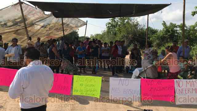 alcalorpolitico's tweet photo. #NoticiasAlCalor 🔥 | Habitantes rechazan relleno sanitario de #Pinoltepec; impidieron paso a camiones recolectores. Advierten riesgo de escurrimiento de lixiviados
https://t.co/tYOJaP2oW6
#NoticiasVeracruz https://t.co/LNp1HCSYWb