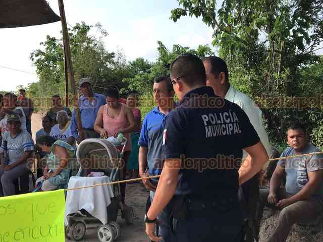 alcalorpolitico's tweet photo. #NoticiasAlCalor 🔥 | Habitantes rechazan relleno sanitario de #Pinoltepec; impidieron paso a camiones recolectores. Advierten riesgo de escurrimiento de lixiviados
https://t.co/tYOJaP2oW6
#NoticiasVeracruz https://t.co/LNp1HCSYWb