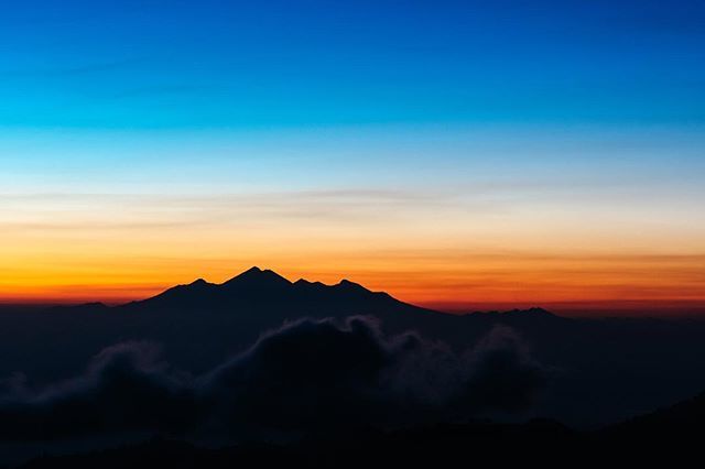 jeditch's tweet photo. Gradiant 🌄
-
-
-
#bali #montbatur #mtbatur #balilife #sunrise #sunrise🌅 #volcano #morninghike #gradiant #sky #skygradient #jeremylanfranchi https://t.co/Y5oqBP9v6n https://t.co/mUNrzISOG3