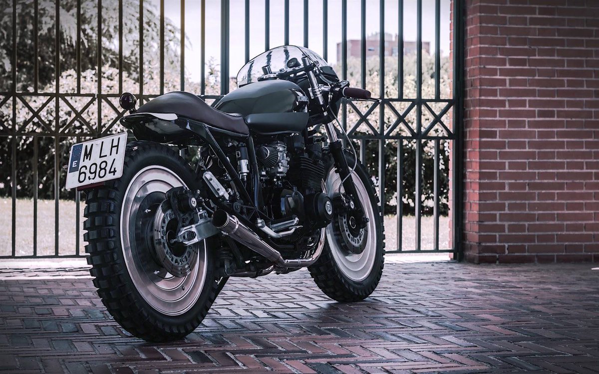 MotociclismoMex's tweet photo. Esta es una #KawasakiGPZ400 a la cual le colocaron el sobrenombre de "Dark Side" y es un trabajo de #72CyclesPerformance taller con sede en Madrid ¿Qué les parece?
#MotociMX https://t.co/KvdijwLmfX