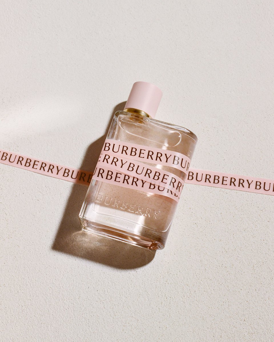VoguePortugal's tweet photo. #ObjetoDeDesejo Cheira bem, cheira ao novo perfume Her da Burberry: https://t.co/xYv83LpRJf https://t.co/gZfNqt3m2v