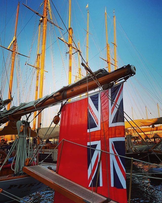 The navy... #unionjack #sailling #sailingboat #vintageboat #oldship #harbor #quay #blusky #sunset #autumn #regatesroyales #vieuxportcannes #cannes #cannesisyours #cotedazur #cotedazurlife #cotedazurnow #visitcotedazur #frenchriviera #fredphotos #samsungs… ift.tt/2ILg2tE