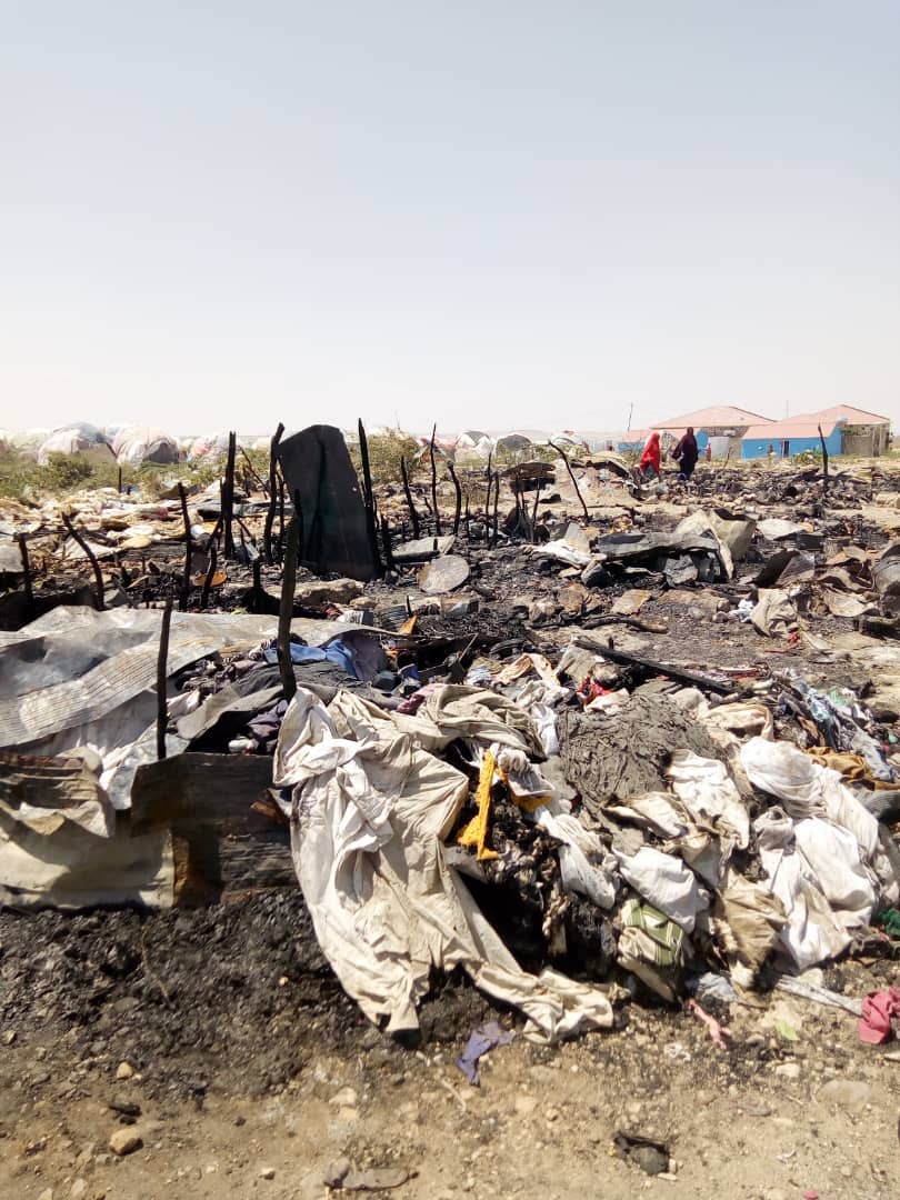 ccbrs5's tweet photo. We're always more than available to respond instantly; A major fire broke out at camp A, Istanbul here in Hargaisa. As reported; 42 houses were completely burned. And CCBRS SWs visited. Almost 40 HHs were given a counseling service and individual assessment support. UNHCR/CCBRS. https://t.co/WJiukSmxKt