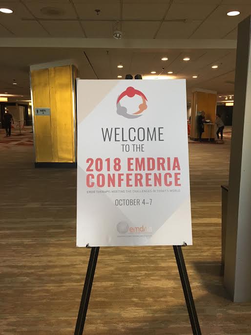 eegernow's tweet photo. This weekend at #EMDRIA2018: Got a chance to shine a (literal) light on some of our A+ team, showed off our unique #neurofeedback #braintraining #games at the #EEGER booth, & met some incredibly interesting people. Thanks to everyone at the #EMDRIAconference2018! #EMDRIA @EMDRIA https://t.co/1G4ZVU3AbF
