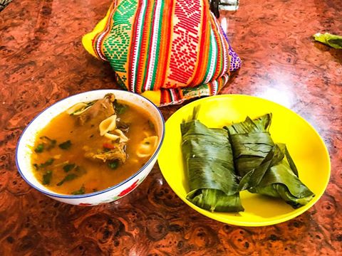 Caldo Rojo, platillo típico de Momostenango con las primeras hojas de Milpa que envuelven el tamalito - foto por Yo soy Momos. #Guatemala Visita nuestro sitio web recetas.mundochapin.com