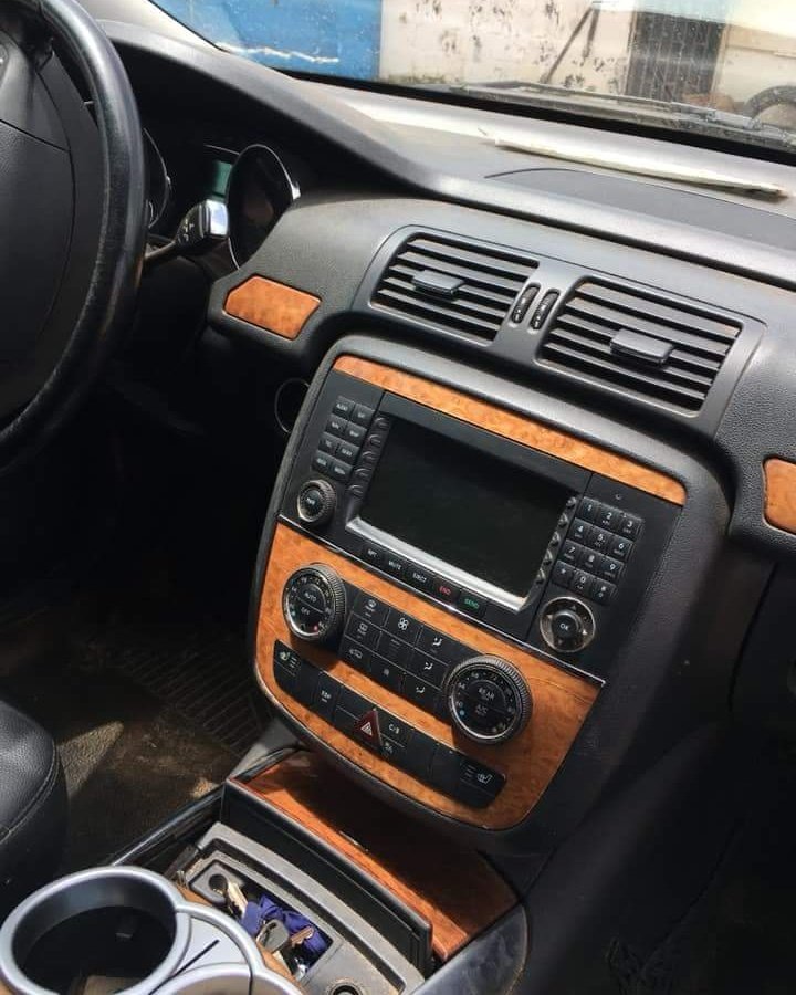 carsingambia's tweet image. Mercedes-Benz R-Class R 350 4MATIC for sale. V6 engine with automatic transmission. Call ☎ (+220) 371 1148 for more info and enquiries #MercedesBenz #RClass #Gambia #carsingambia 🇬🇲