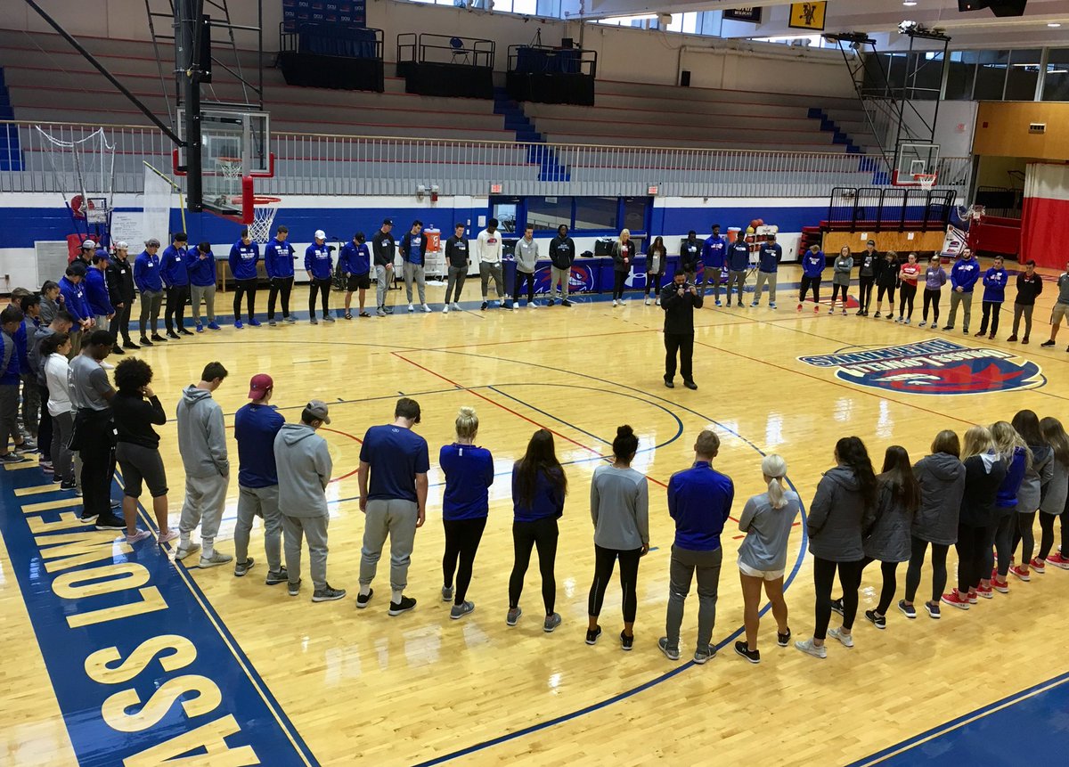 AZebrak's tweet image. Great day with @RiverHawkNation freshman participating In the 1st Servant leadership day throughout Lowell. Thanks to @RiverHawkACAD for organizing! #constantlearning #UnitedInBlue