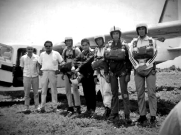 stephruizdv's tweet photo. Mi papá Felipe Ruiz De velasco junto con mis tíos Alejandro, Pedro y Eduardo nombrados fundadores del paracaidismo mexicano 🇲🇽 #mexico #deporte #skydiving #skydive #Paracaidismo https://t.co/zrKuJL4Lya