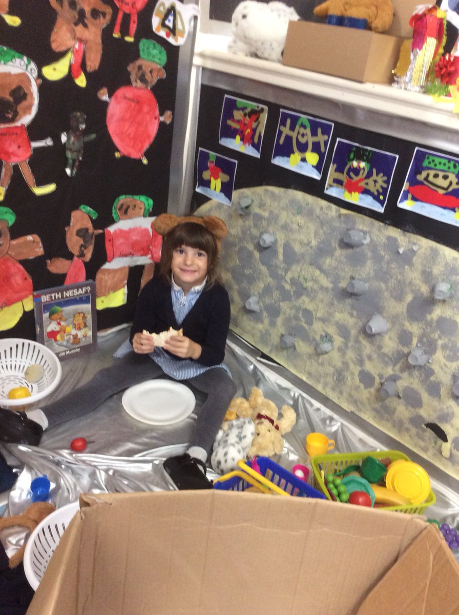 GwynfrynY's tweet photo. Bwyta brechdan ar y lleuad. Eating a sandwich on the moon. #picnic #lleuad #babitedi #brechdan #dosbarthMissEvans #cyfnodsylfaen 🥪🚀🌚 https://t.co/AwOqmpna4L