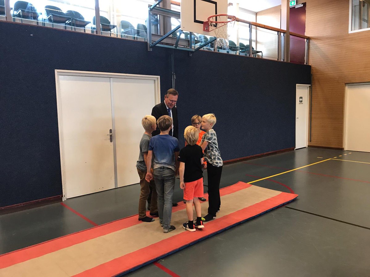 Valpreventie voor ouderen en sportlessen voor kinderen. 2 initiatieven van <a href="/Sport_Utrecht/">SportUtrecht</a> om jong en oud te laten bewegen. Sportminister Bruno Bruins bezocht sporthal De Halter: ‘Goed dat er steeds meer #buurtsportcoaches bijkomen na het #Sportakkoord. Leuk om ze hier te zien.’