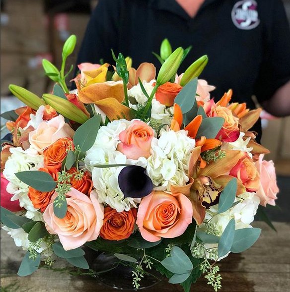 stapletonfloral's tweet photo. Fall hues to warm up this cold, rainy Columbus Day 🍂
#fallvibes #fall #hellofall #floristlife #designedinboston #bostonflorist #designstudio #fallflowers #columbusday https://t.co/npFTt2TPDa