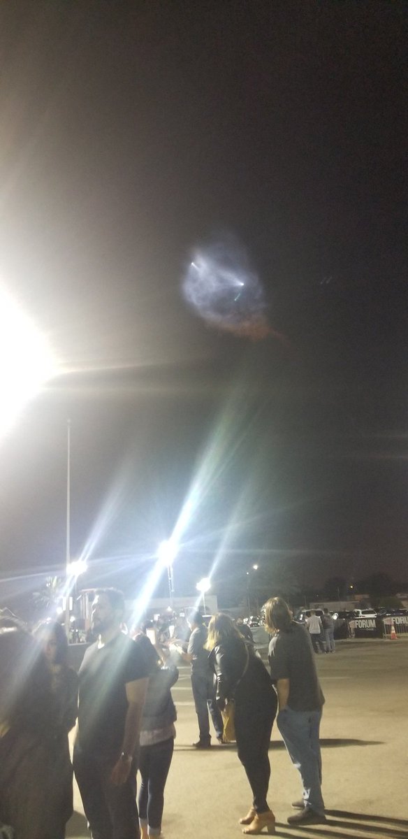 BAsturiad's tweet photo. Last night at 7:20-7:23 awesome things were happening in the night sky. SpaceX falcon9 view @theforum. https://t.co/uvSUmXfDLi