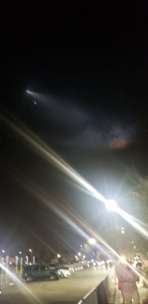 BAsturiad's tweet photo. Last night at 7:20-7:23 awesome things were happening in the night sky. SpaceX falcon9 view @theforum. https://t.co/uvSUmXfDLi