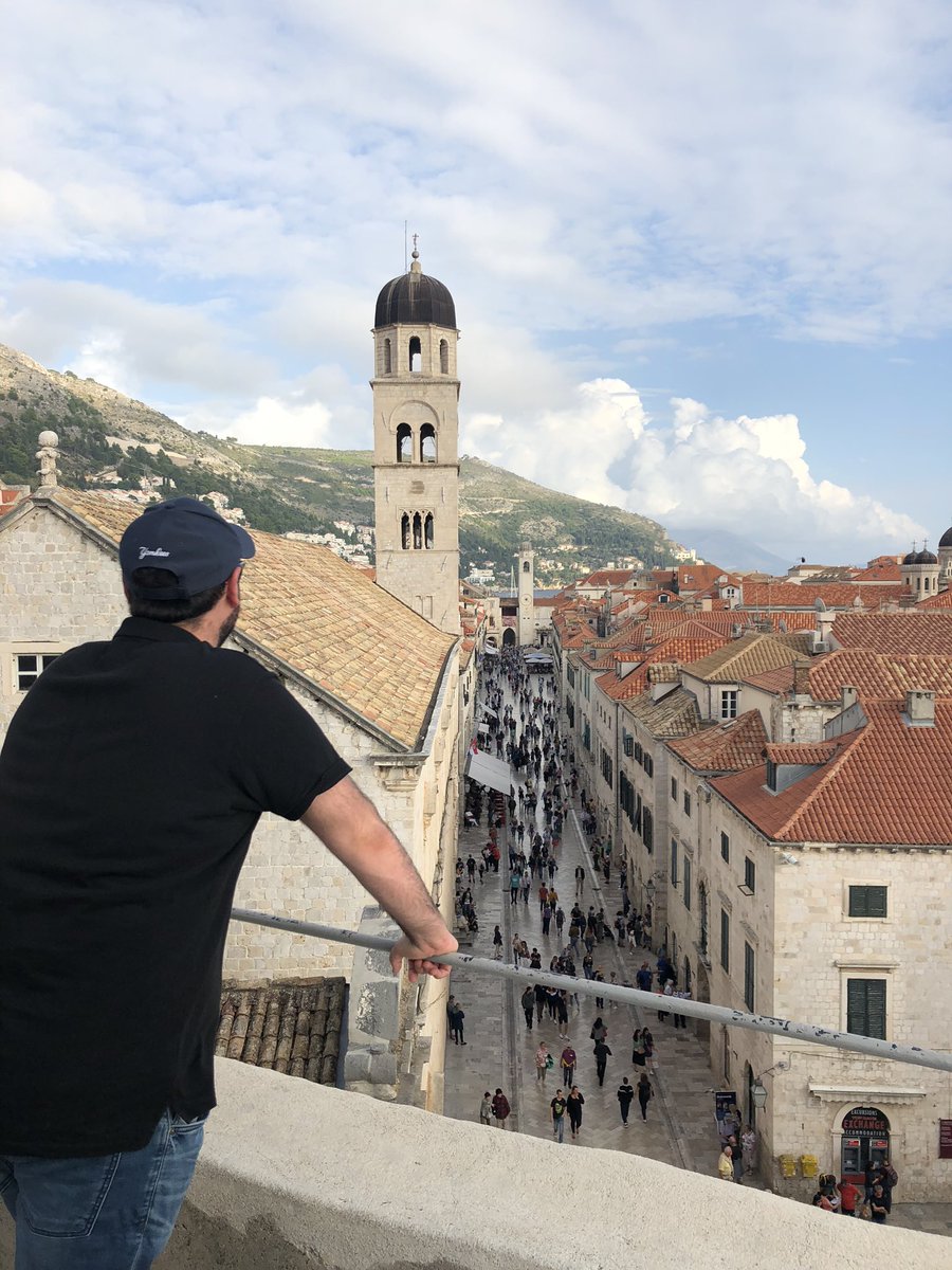 vero4travel's tweet photo. Imprescindible recorrer la muralla de #Dubrovnik. Te harás una idea de la gran fortaleza medieval que fueron. Además sus vistas a los acantilados son impresionantes @visitacroacia #Croatiafulloflife #visitdubrovnik https://t.co/7GaJhkWNom