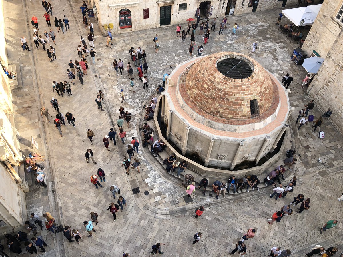 vero4travel's tweet photo. Imprescindible recorrer la muralla de #Dubrovnik. Te harás una idea de la gran fortaleza medieval que fueron. Además sus vistas a los acantilados son impresionantes @visitacroacia #Croatiafulloflife #visitdubrovnik https://t.co/7GaJhkWNom