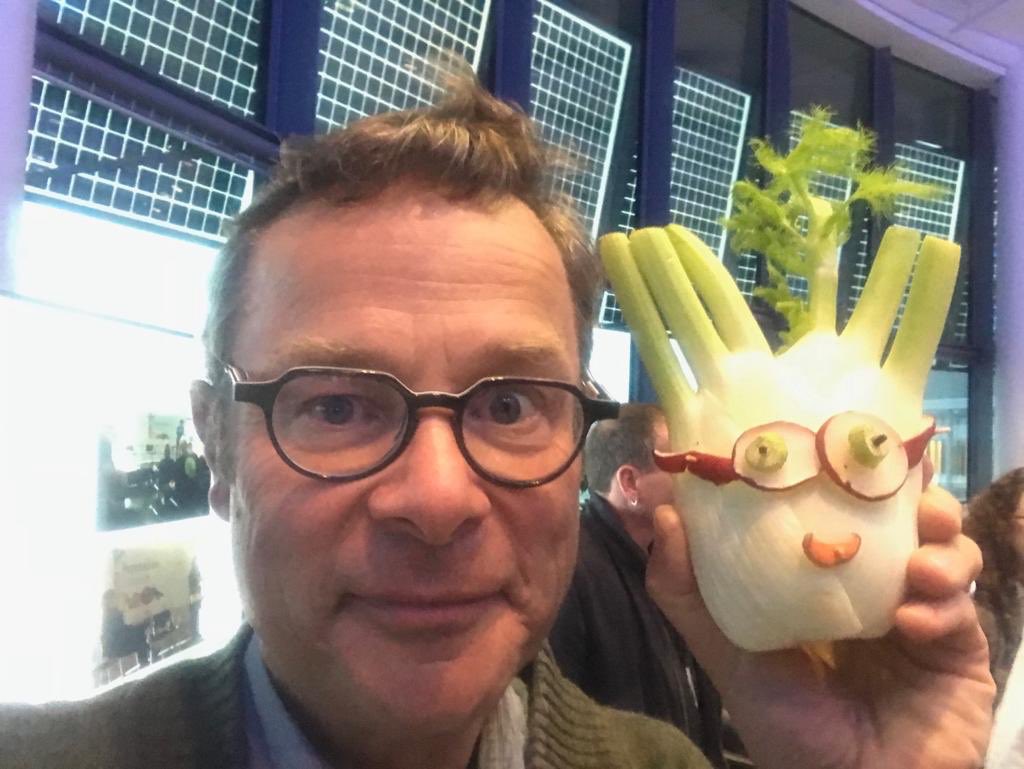 Great afternoon at the @Food_Foundation’s #VegSummit - lots of commitments to hero veg, an amazing announcement from @ITV for £2M prime-time advertising space for a an ad that @aandeddb are creating, and and met this guy!
🥑🌽🥦🥕🍆 #VegPower #PeasPlease @VegPowerUK