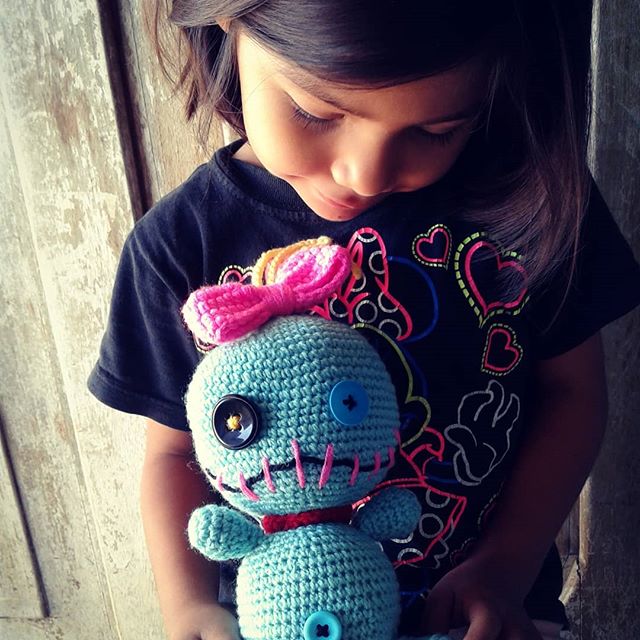 IGTELI's tweet photo. Lilo : "Ella es #Trapos. Yo la hice, pero su cabeza es muy grande así que juego que tiene huevos de bicho en sus oídos.....🏝️🐟🐠💖"

#Muñeca de #LiloYStich #FelizLunes 💙🛸🚀

#Amigurimi #MejorRegalo #MejorOpcion #Original #Unico #TejidosaMano #CreacionesIGTELI #IGTELI https://t.co/o1165ZV1iP