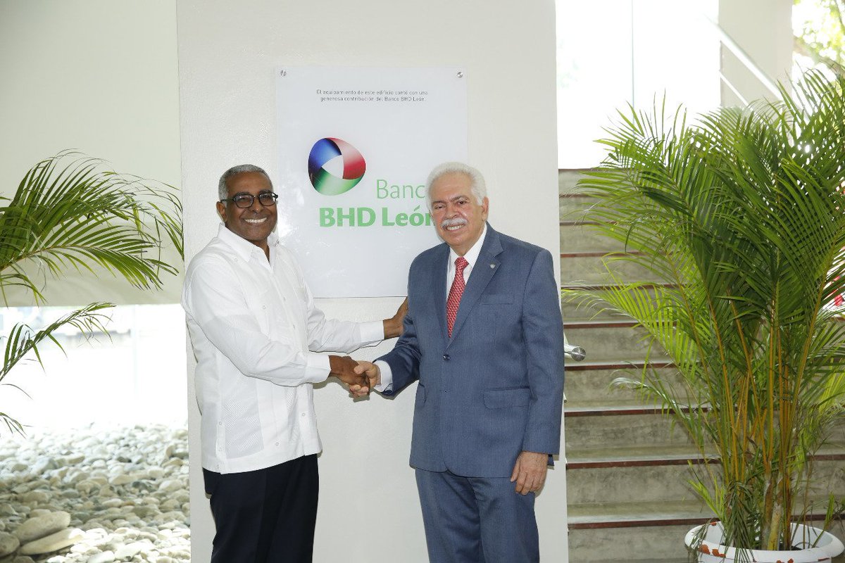 BancoBHD's tweet photo. Agradecemos el reconocimiento de @intecrd, otorgado a nuestro presidente, Luis Molina Achécar, por la contribución del #BHDLeón al equipamiento del Edificio de Posgrado Eduardo Latorre, un aporte a la educación de calidad de República Dominicana. https://t.co/gvg6etWXKs