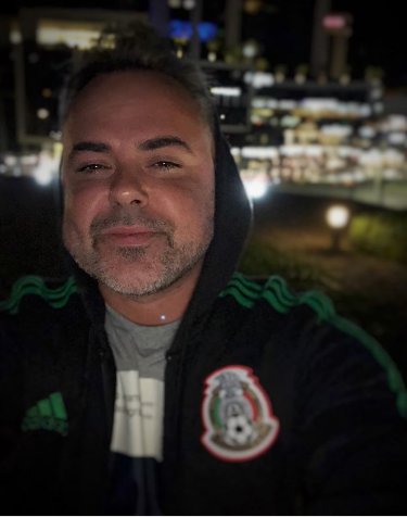 UMUSICA's tweet photo. Es lunes y ya sube la temperatura con el ritmo de #ESCONDIDOS de @JuanMagan y #BCase ⚡🔊 https://t.co/BkHpcVqYlH https://t.co/U6IhLWrscg