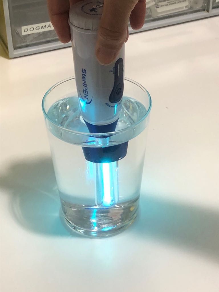 Infomountainmed's tweet photo. Conocer y utilizar distintos dispositivos de potabilización como este por luz ultravioleta otro de los objetivos del Diploma in Mountain Medicine #DIMM #alpinerescue #medicinademontaña
 @HospiCerdanya @UdGMedicina https://t.co/shIorPMNPU