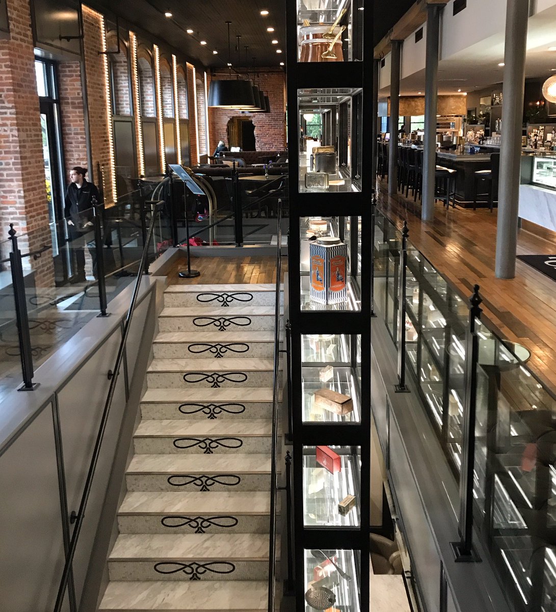 Aparium's tweet photo. It’s almost peak leaf season in the Driftless Area, and @TheCharmantLC is front and center for it. https://t.co/nmCDcFQBD1