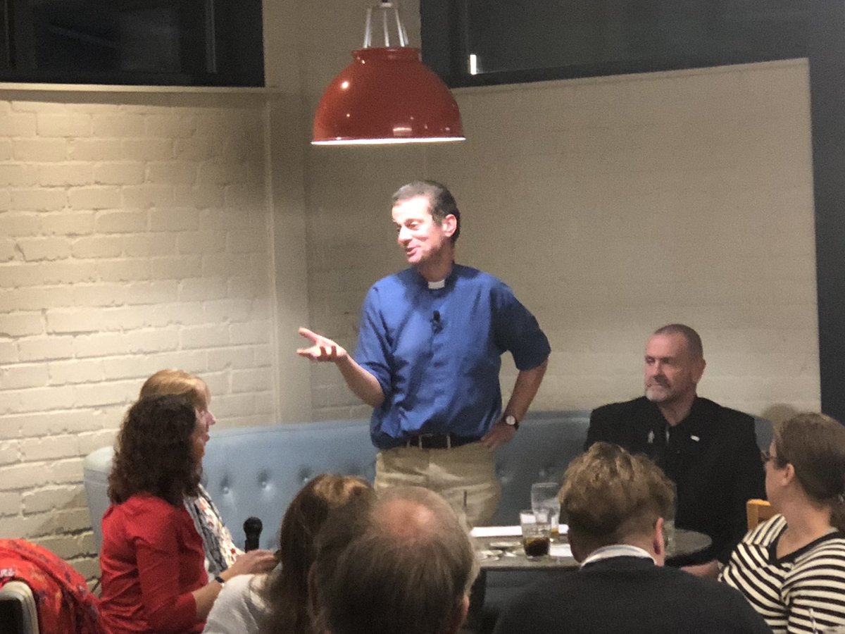 StJohnsChap's tweet photo. Enjoying a great night at pints of view! Some awesome questions being asked about our awesome God! #PintsOfView @RickdaVic @GaskyGask https://t.co/Pw6hXYP3nu