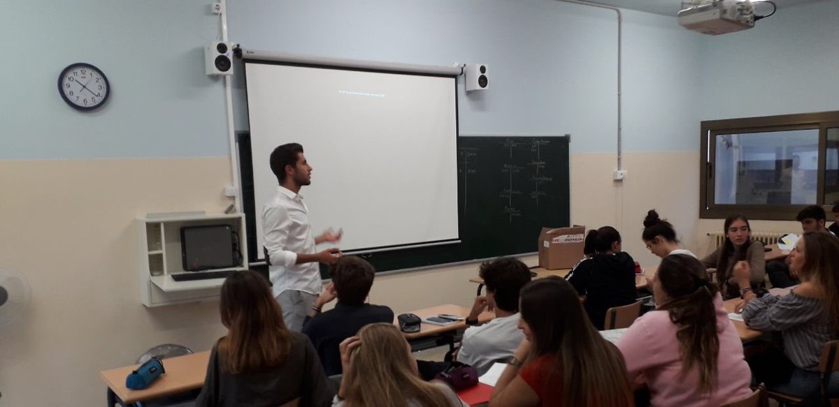 colegiosilbcn's tweet photo. Àlex Jansa, #alumniSIL de @ESADE, ha explicado a 2 #BatSIL su experiencia y los diferentes grados que se imparten en esta universidad.
#SecundariaSIL
#OrientaciónSIL https://t.co/GryXBsnrWC