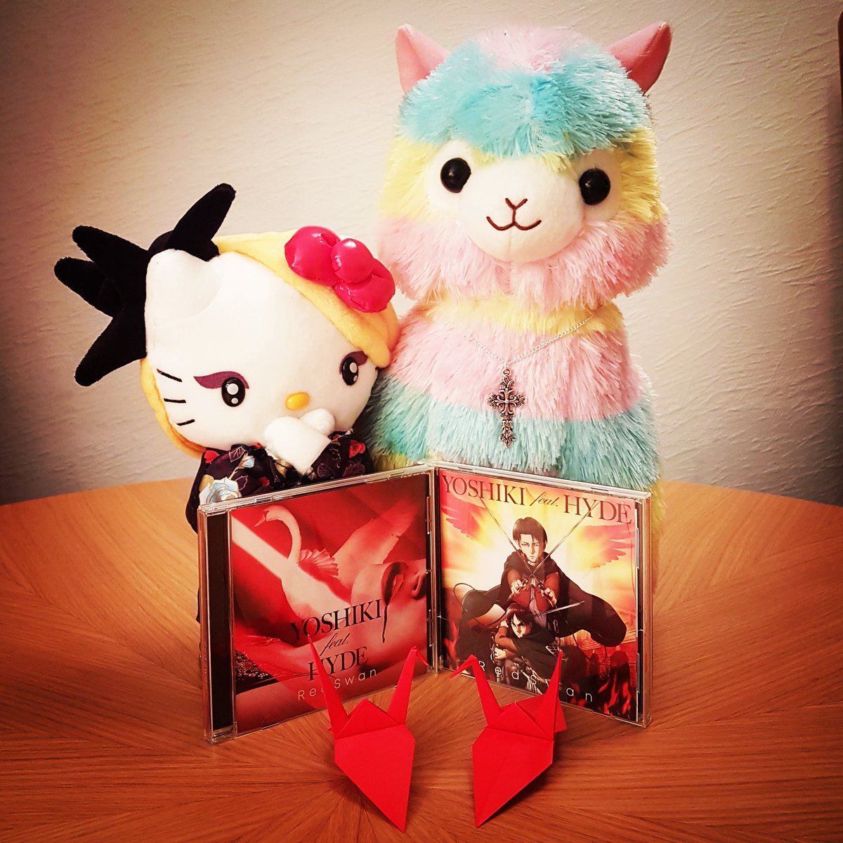 BornToBeFluffy's tweet photo. The #redswan flew all the way to the UK so #endlessfluff & @yoshikitty can listen to beautiful @YoshikiOfficial's piano and @HydeOfficial_. We even made our own redswans...well..ok..cranes for the occasion! "What's the lie, What's the truth, what to believe, in my life!" #xfreaks https://t.co/LpzMko34IO