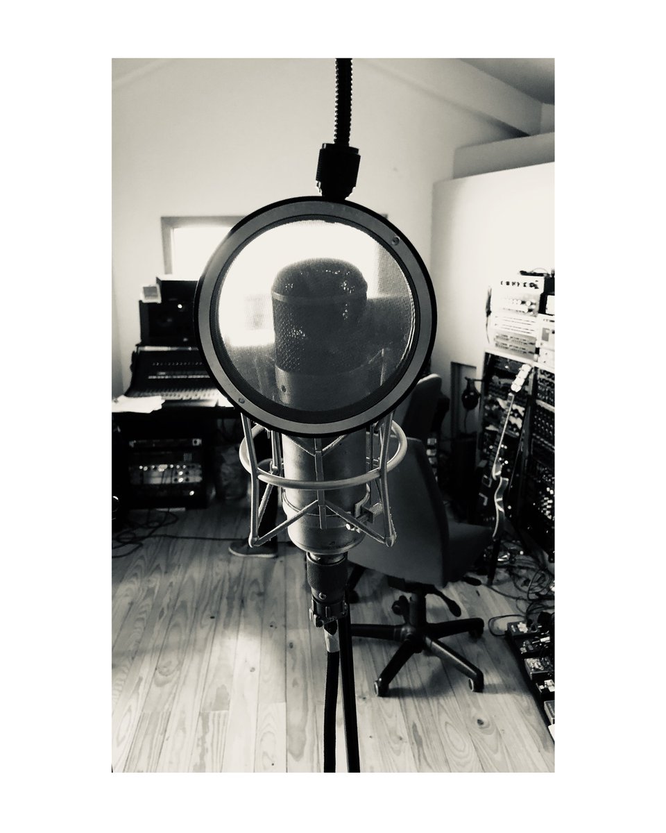 Leiva_Oficial's tweet photo. Hoy empecé a cantar el disco.
En algunos meses, ya no serán mías estas canciones. Mientras llega ese día, me siento un poco como cuando riegas tus plantas. https://t.co/ax4Mu9NJUS