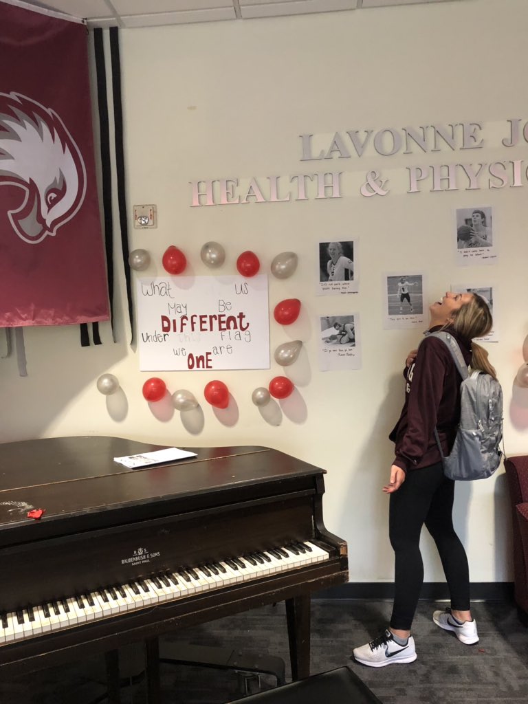 AuggieSAAC's tweet photo. Stephanie Hechsel checking out the SAAC homecoming decorations! 👏 https://t.co/gh0QYKW89w